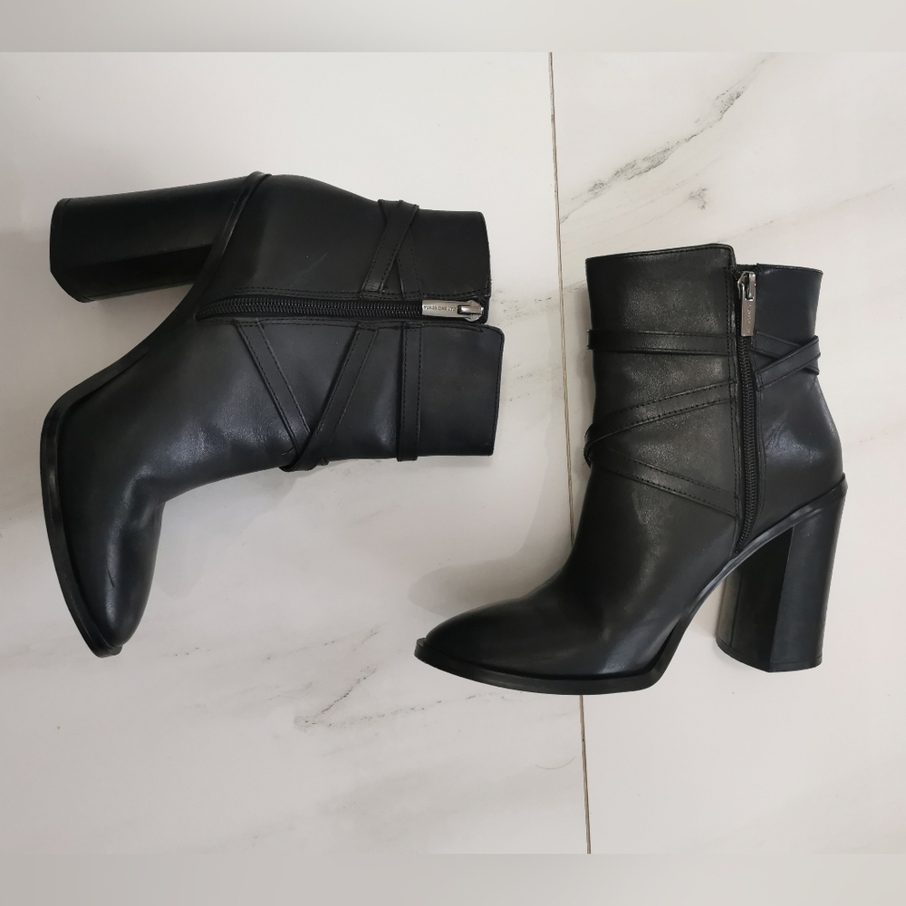 Vince Camuto Womens Boots. Black. size 9 Womens